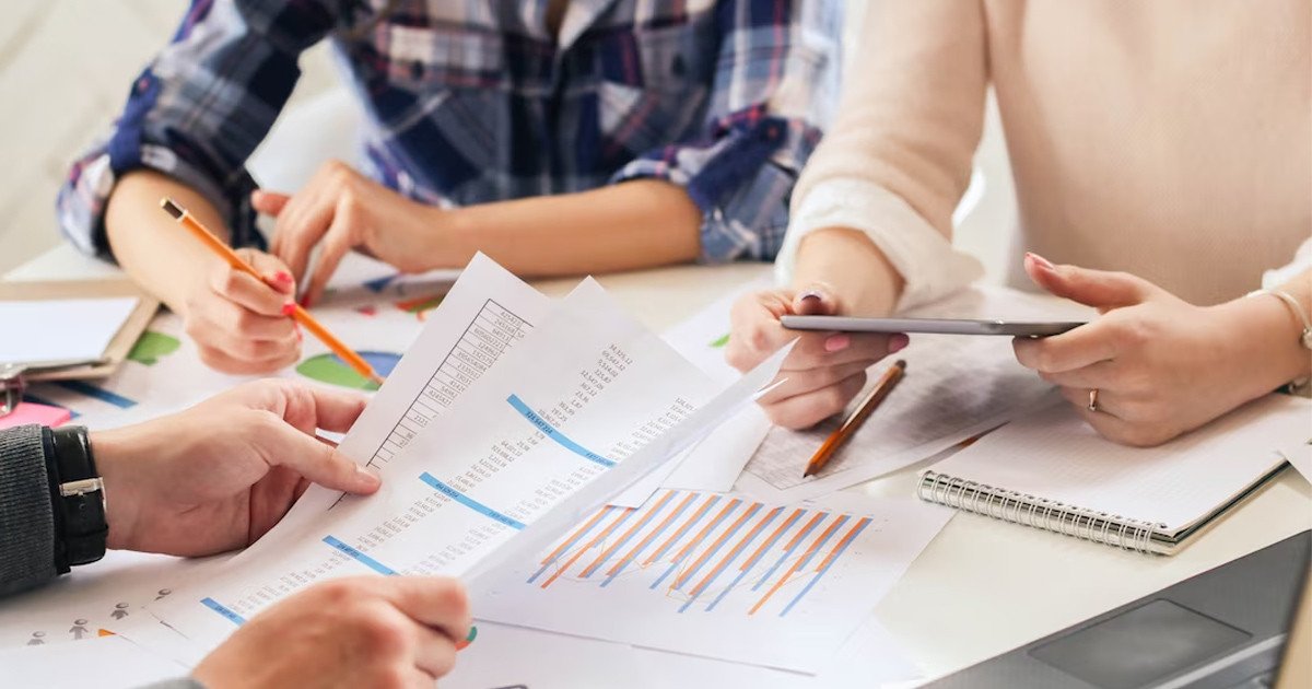 Phân tích ưu nhược điểm chi tiết của mô hình 4P Marketing trong bối cảnh thị trường hiện đại.