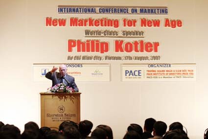 Philip Kotler, cha đẻ marketing hiện đại, trong chuyến thăm Việt Nam năm 2007, người có đóng góp lớn định nghĩa về Marketing.