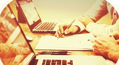 Phối hợp đội ngũ tiếp thị và bán hàng để đạt mục tiêu chung, thể hiện sự đồng điệu giữa hai bộ phận trong doanh nghiệp.