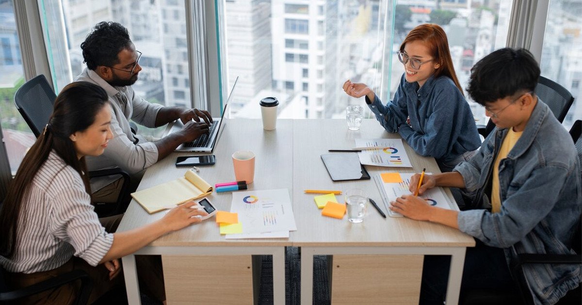 Phòng Marketing làm việc cùng ban lãnh đạo, thể hiện sự tham vấn chiến lược và phân tích thị trường để đưa ra quyết định kinh doanh.