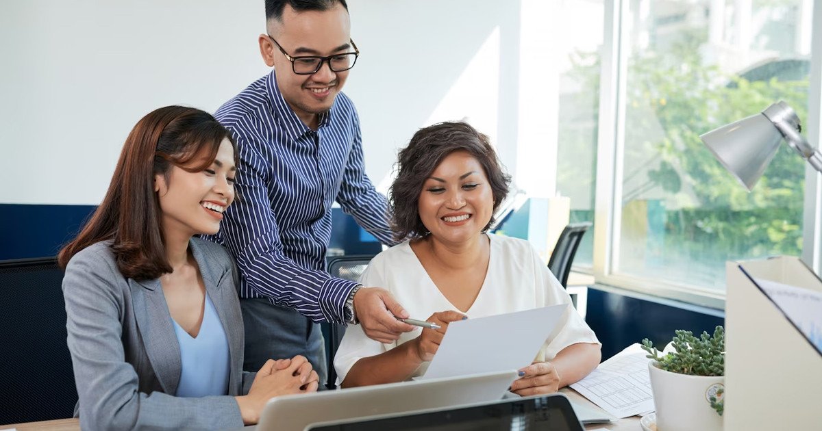 Project Manager đang trình bày kế hoạch, mô tả các đầu mục công việc và trách nhiệm chi tiết