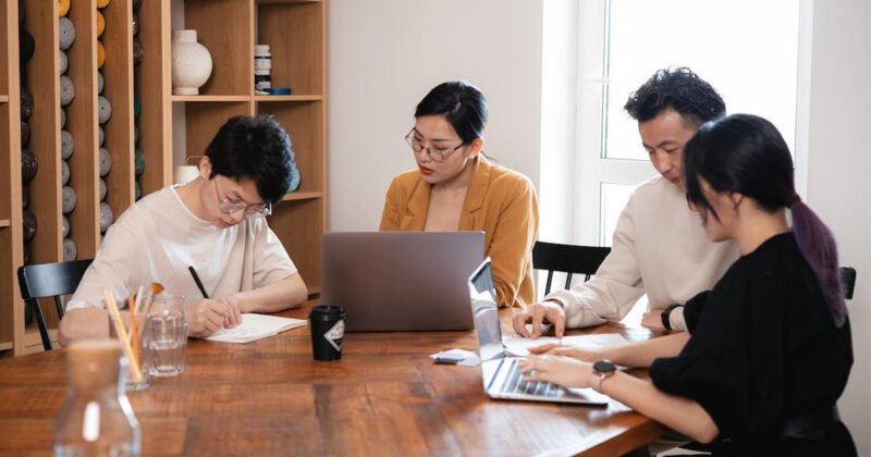 Quản trị dự án ứng dụng kiến thức, kỹ năng, công cụ để đạt mục tiêu