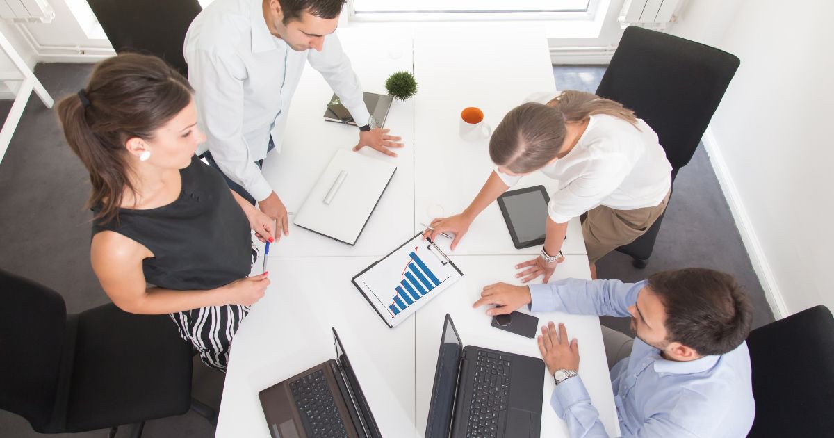 Quy trình giám sát, đo lường và đánh giá kết quả hoạch định chiến lược để đảm bảo mục tiêu đạt được.