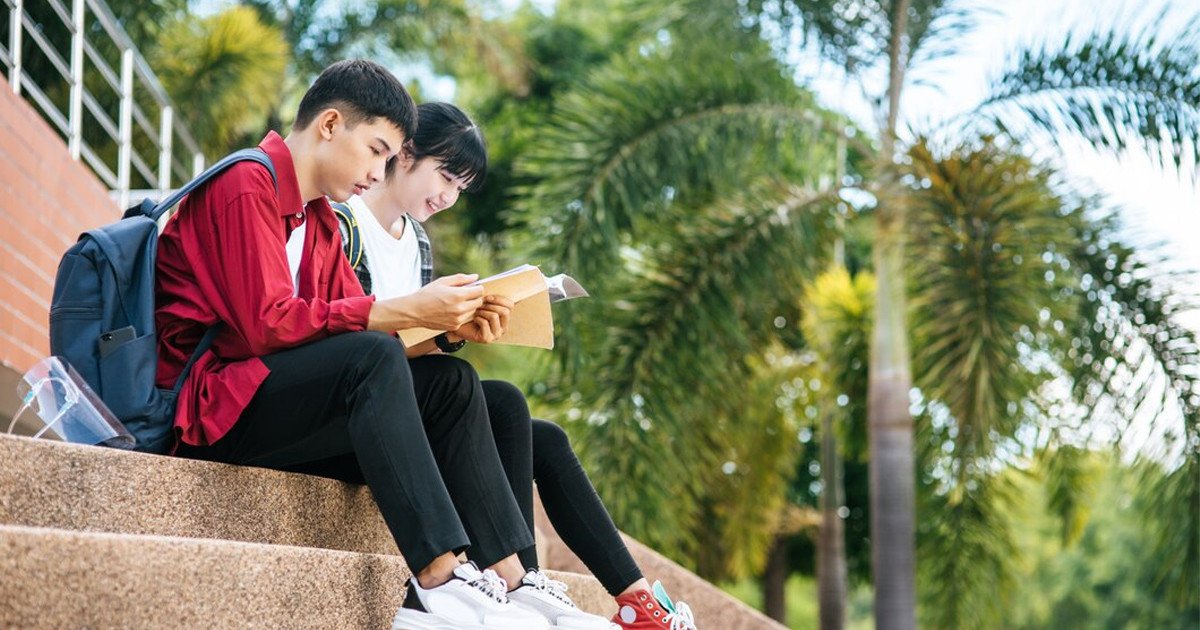 Sách vở và bút, tượng trưng cho quá trình ôn thi và chuẩn bị cho kỳ thi khối tự nhiên