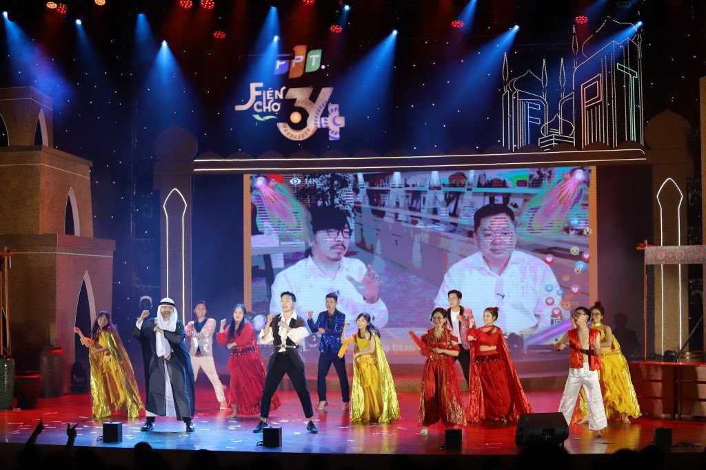 Sân khấu văn nghệ sôi động trong buổi tiệc cuối năm, nơi nhân viên thể hiện tài năng