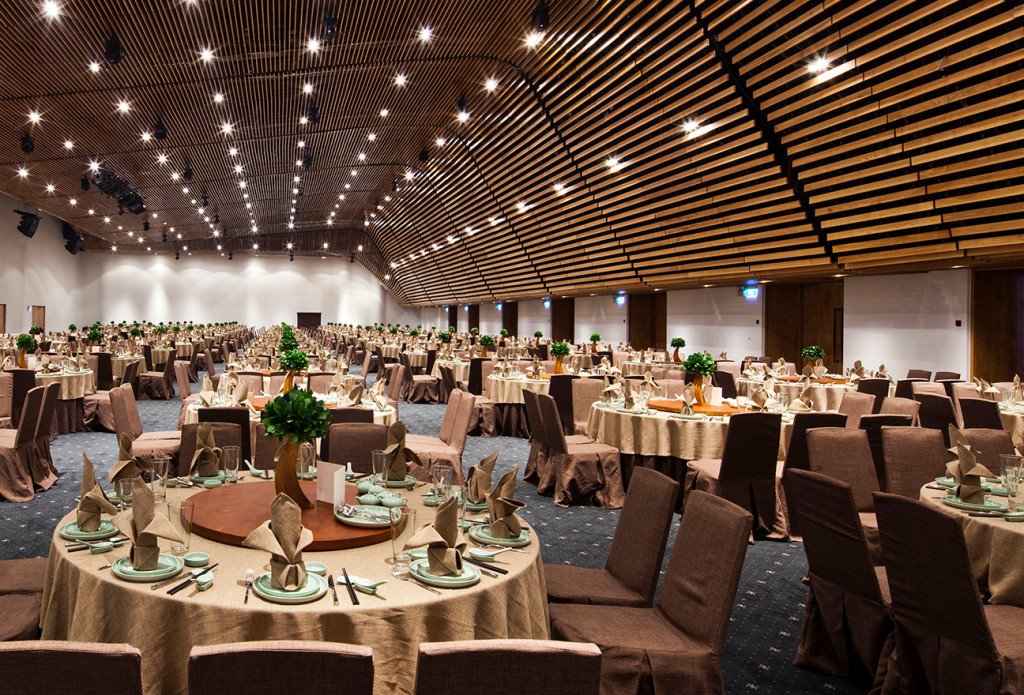 Sảnh tiệc trang trí lộng lẫy, chuẩn bị cho buổi Year End Party sang trọng