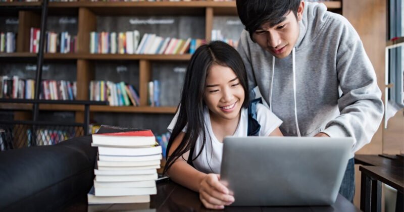 Sinh viên ngành Kinh doanh quốc tế đang học tập và trao đổi, chuẩn bị cho sự nghiệp trong thương mại toàn cầu.