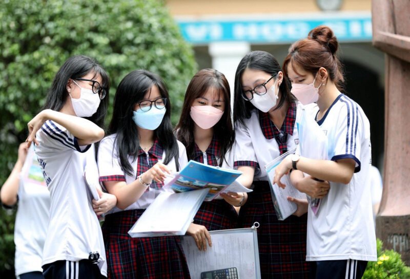 Sinh viên nghiên cứu các khối thi đại học và tổ hợp môn xét tuyển