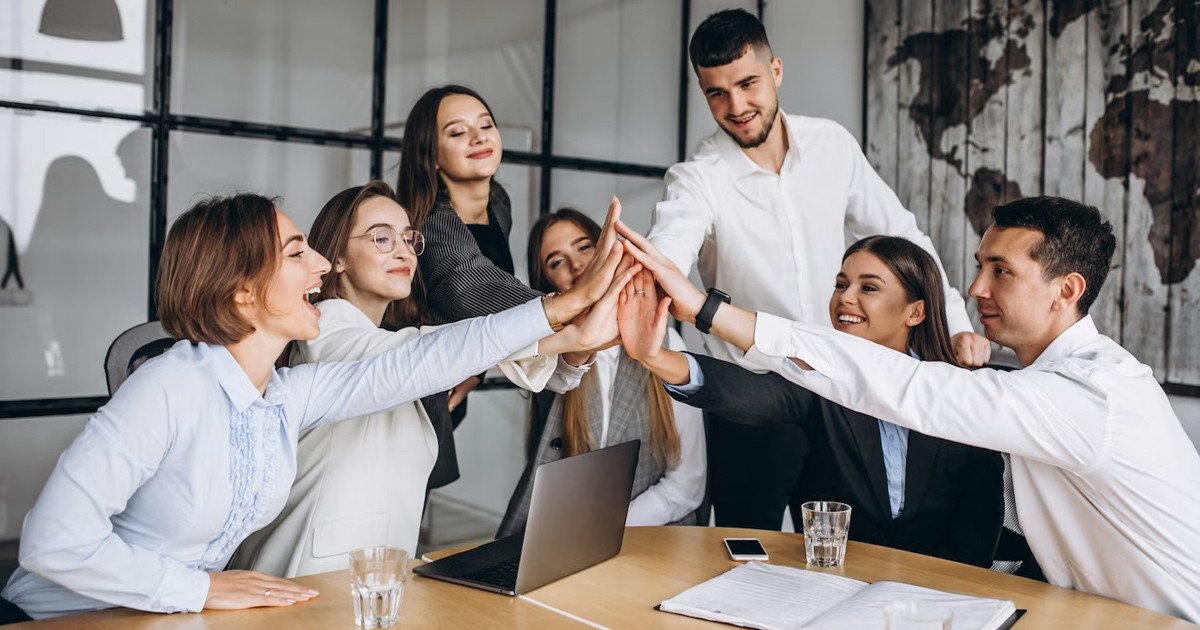 Sơ đồ minh họa bốn đặc điểm chính của teamwork bao gồm tương tác, chuyên môn, thống nhất và kỷ luật