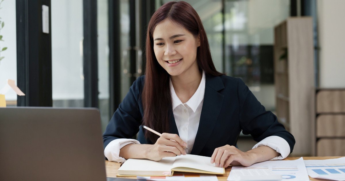 Sơ đồ minh họa quy trình quản trị tài chính doanh nghiệp từ lập kế hoạch đến đánh giá