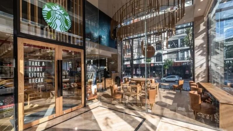 Starbucks không chỉ bán cà phê, mà còn bán một trải nghiệm tổng thể, từ không gian, âm nhạc, mùi hương