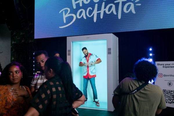 Sự kiện pop-up "House of Bachata" của HBO Max, minh họa chiến lược tiếp thị trải nghiệm và ứng dụng công nghệ thực tế ảo để tăng cường kết nối với khán giả Latinx.