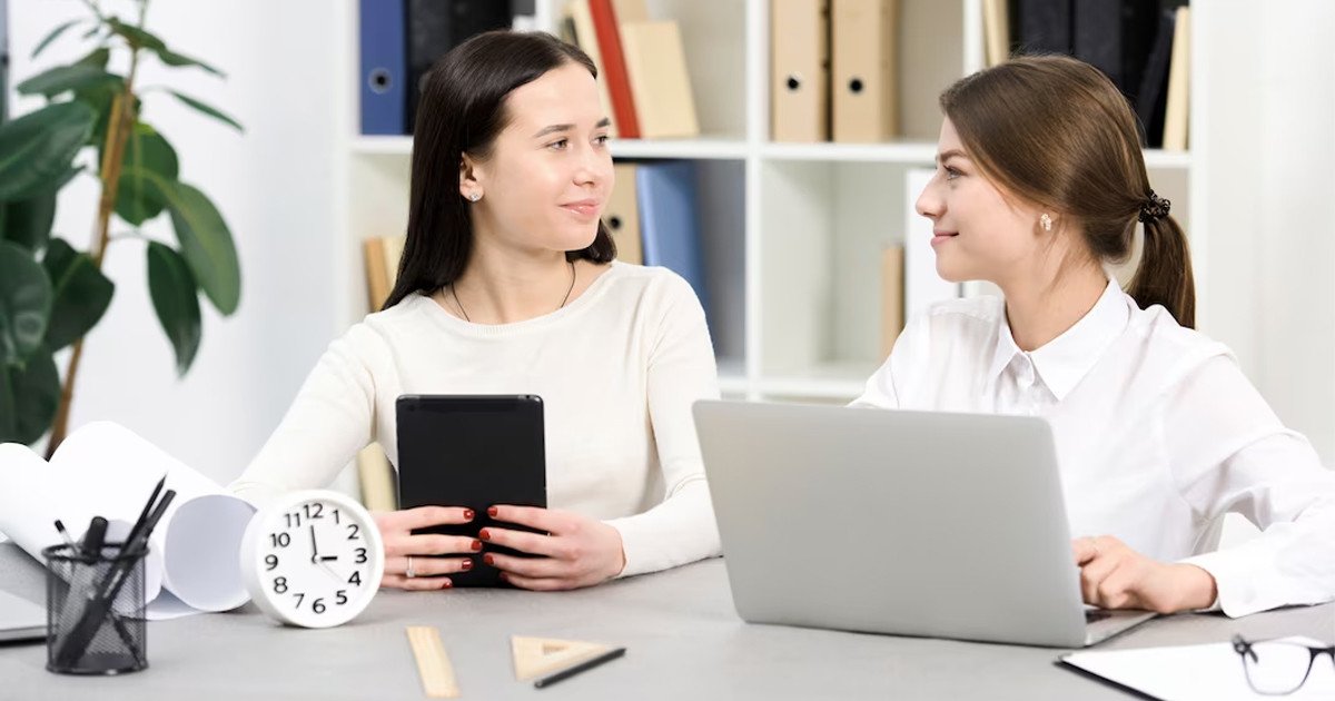 Tại sao nên chọn ngành Quản trị kinh doanh? - Hình ảnh một sinh viên đang học tập nghiêm túc