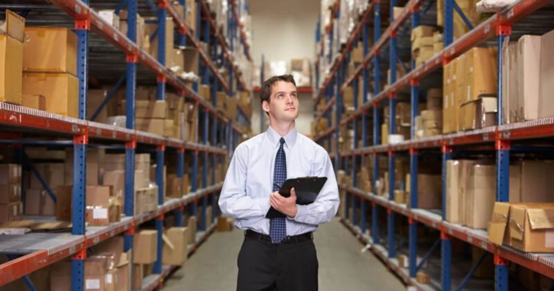 Thủ kho chịu trách nhiệm quản lý và vận hành kho hàng