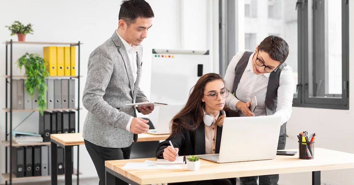 Tố chất của người làm Quản trị kinh doanh - Hình ảnh một người đang giải quyết vấn đề với các biểu đồ