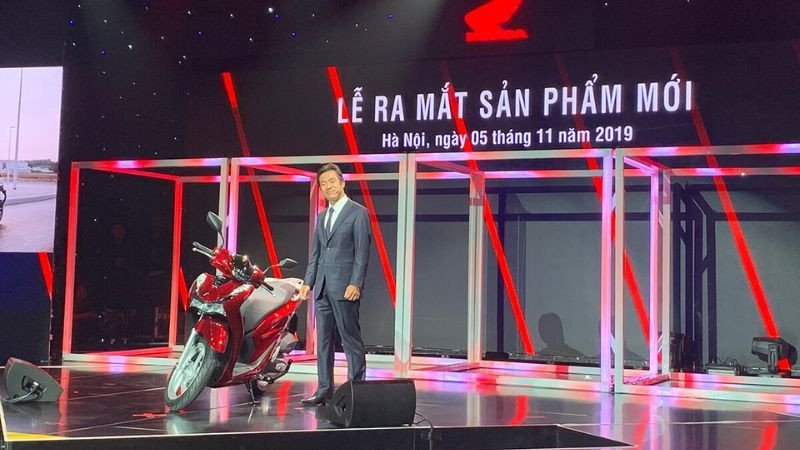 Tổ chức sự kiện ra mắt sản phẩm trực tuyến hoặc ngoại tuyến để thu hút sự chú ý