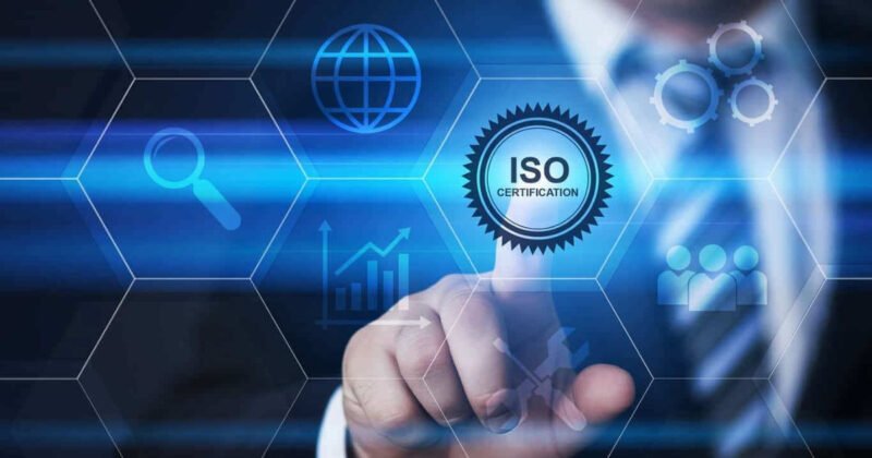 Tổ chức tiêu chuẩn hóa quốc tế ISO với logo và bản đồ toàn cầu thể hiện sự bao phủ rộng khắp