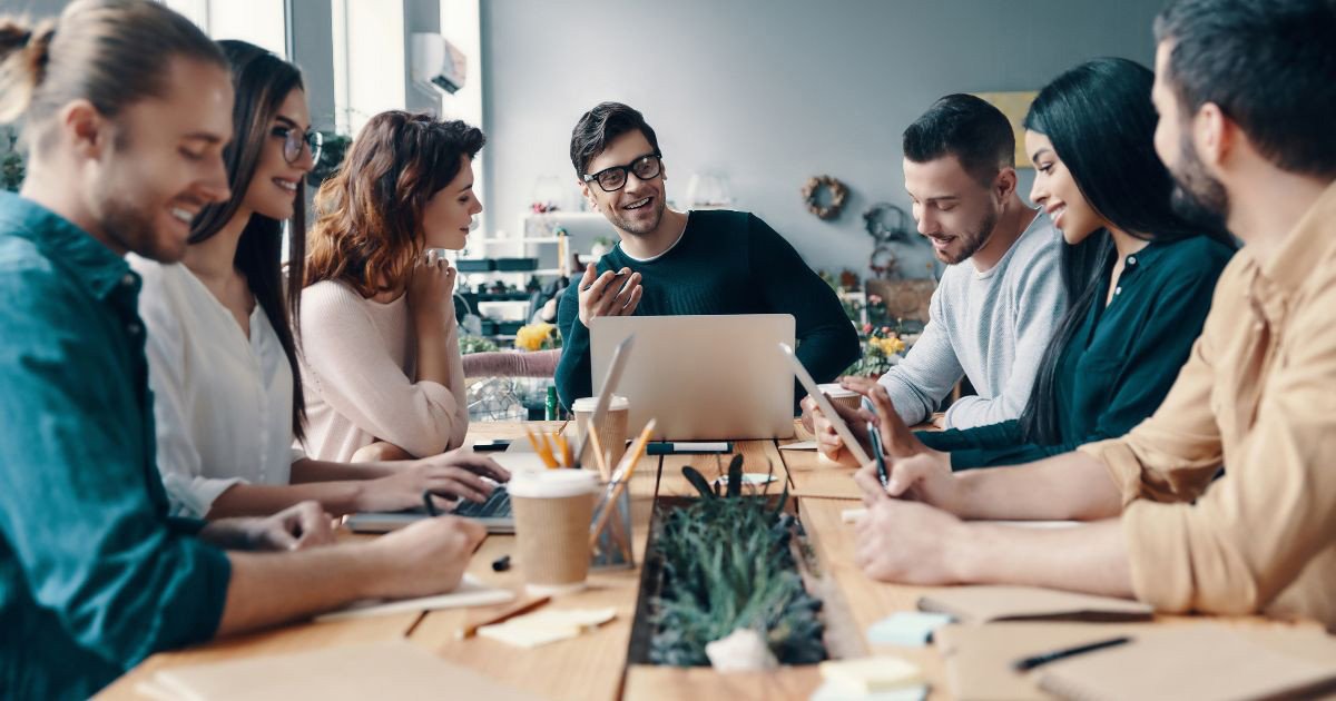 Tổng hợp các kỹ năng cần thiết của một Marketer chuyên nghiệp, từ tư duy phân tích đến khả năng thuyết trình và giải quyết vấn đề hiệu quả.