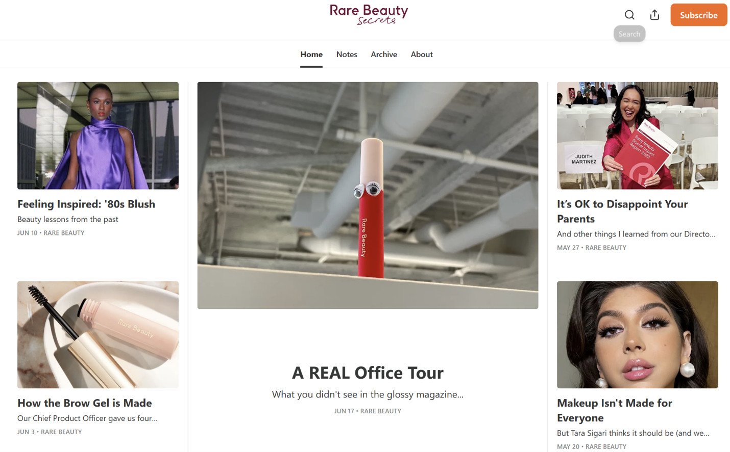 Trang chủ newsletter Rare Beauty Secrets của thương hiệu mỹ phẩm Rare Beauty trên Substack, cho thấy các chủ đề hậu trường độc đáo.