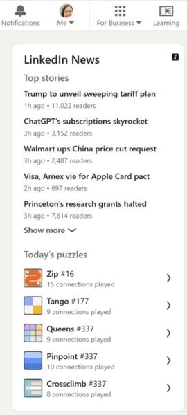 Vị trí của phần game trên LinkedIn trong trang chủ, cạnh mục tin tức, minh họa sự ưu tiên của nền tảng đối với tính năng này.
