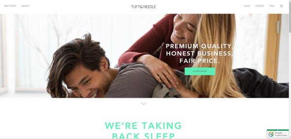 Website Tuft &amp; Needle minh họa cách xây dựng uy tín thương hiệu thông qua lời chứng thực và chứng nhận.