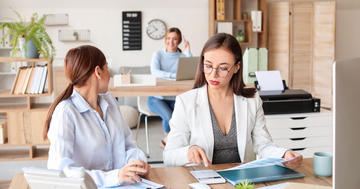 Bảng minh họa các tiêu chí chính để phân loại hạch toán kế toán, bao gồm mức độ thông tin và phạm vi.