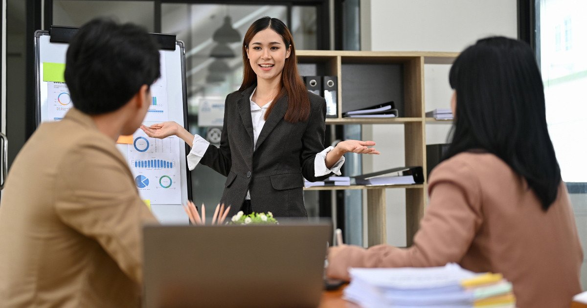 Biểu tượng minh họa cân bằng giữa cơ hội và thách thức mà một Managing Director phải đối mặt trong sự nghiệp.