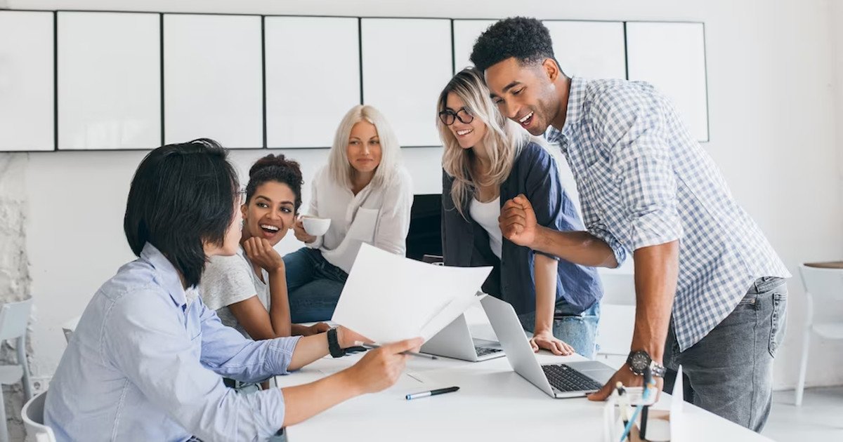 Các biểu tượng thể hiện đa dạng phương tiện và kênh truyền thông nội bộ kỹ thuật số và truyền thống