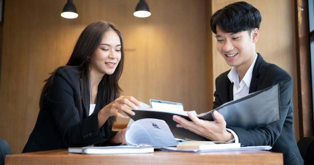 Các chuyên viên nhân sự làm việc nhóm, thể hiện sự đa dạng trong các mảng công việc của nghề nhân sự