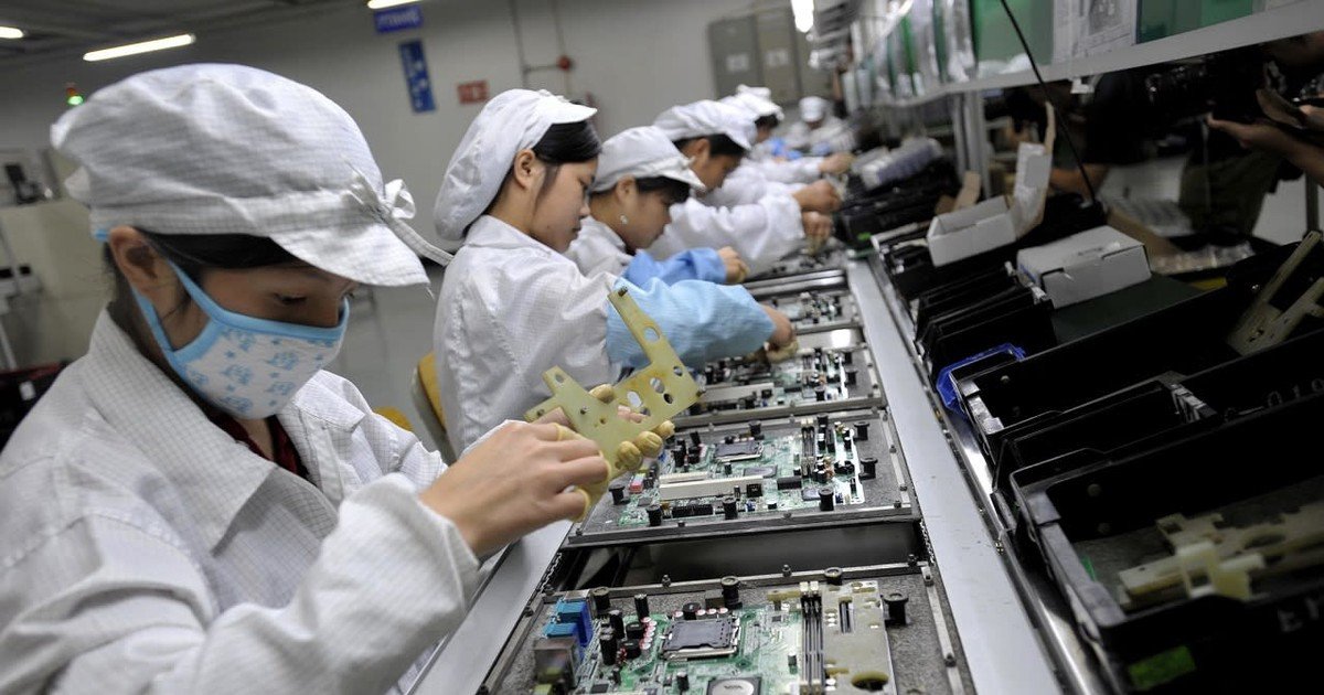 Các yếu tố thiết yếu bao gồm con người và hệ thống máy móc hiện đại, vận hành dây chuyền sản xuất hiệu quả
