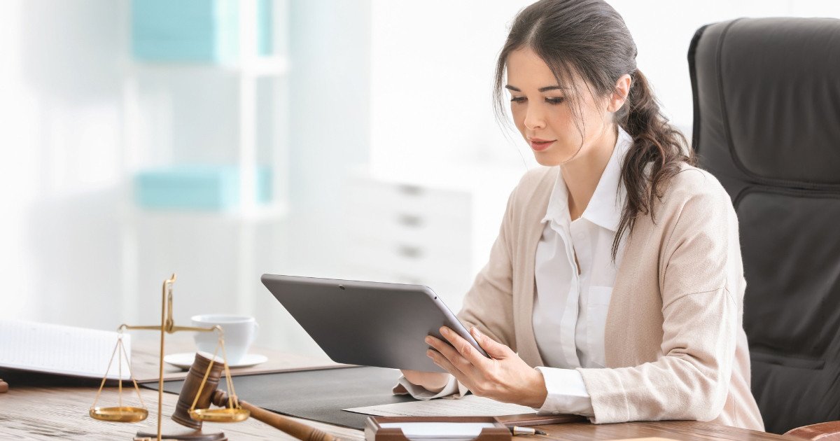 CFO đang thảo luận chiến lược tài chính, thể hiện vai trò quan trọng của Giám đốc tài chính trong doanh nghiệp.