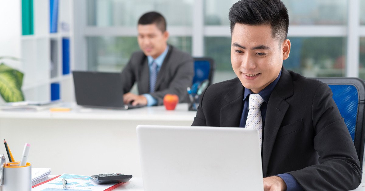 CFO giàu kinh nghiệm đang hướng dẫn đội ngũ, nhấn mạnh tầm quan trọng của kinh nghiệm làm việc cấp cao trong tài chính.