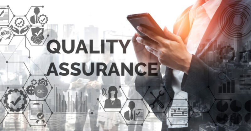 Chuyên gia QA giám sát quy trình sản xuất để đảm bảo chất lượng sản phẩm cuối cùng.