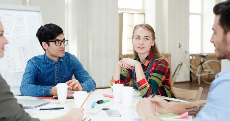Đào tạo nội bộ là hoạt động mà doanh nghiệp cử ra các nhân viên nội bộ, những người có chuyên môn cao, kinh nghiệm dày dặn, thường là cấp quản lý, tiến hành đào tạo nhân viên của mình bằng các khóa học ngắn hạn.