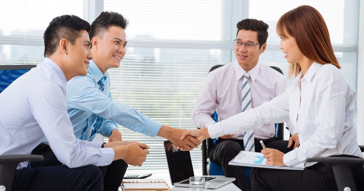 Hai người đang trò chuyện vui vẻ, biểu trưng cho các mẹo cải thiện kỹ năng thuyết phục thông qua kết nối và xây dựng thiện cảm