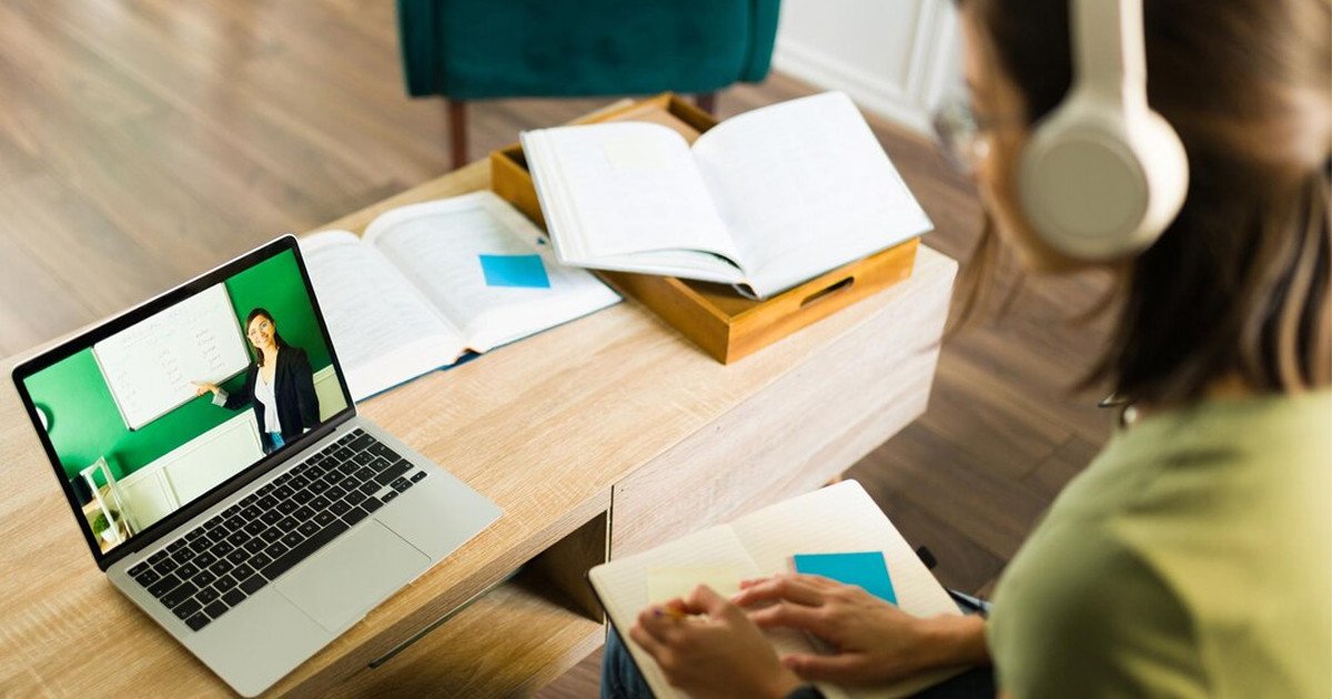 Hình ảnh logo HubSpot và tiêu đề khóa học Facebook Marketing and Ads Course, thể hiện nội dung đào tạo về cách triển khai các chiến dịch quảng cáo và tiếp thị hiệu quả trên Facebook.