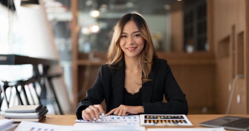 Hình ảnh mô tả quy trình hạch toán kế toán cơ bản: quan sát, đo lường, tính toán và ghi chép giao dịch tài chính.
