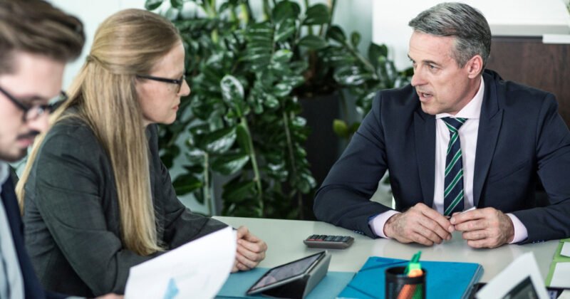 Hình ảnh một giám đốc điều hành cấp cao đang làm việc, minh họa vai trò của Managing Director trong tổ chức.