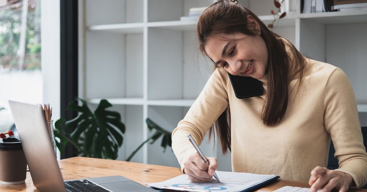 Hình ảnh tượng trưng cho các đặc điểm nổi bật của hạch toán kế toán, như tính hệ thống và sự chính xác.