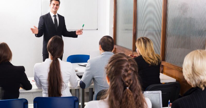 Hình ảnh về một buổi học Digital Marketing thực chiến, giảng viên đang tương tác với học viên trên máy tính, minh họa việc đào tạo thực hành các công cụ marketing số như Facebook Ads.