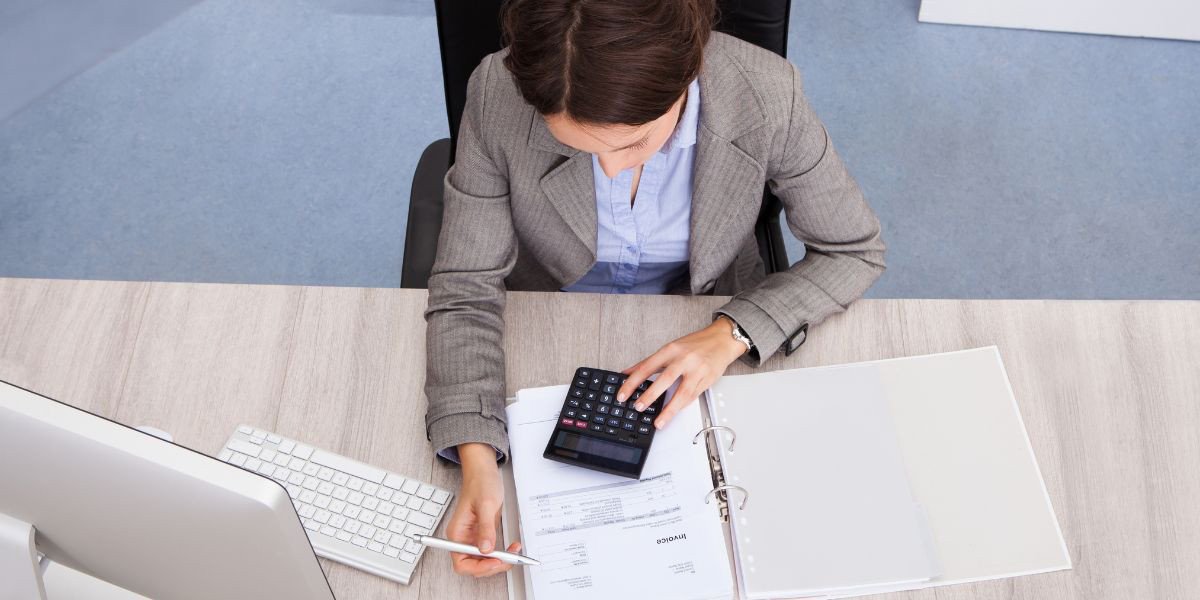 Kế toán thuế với quyền hạn trong việc đưa ra đề xuất và giải quyết các vấn đề liên quan đến nghĩa vụ thuế của doanh nghiệp.