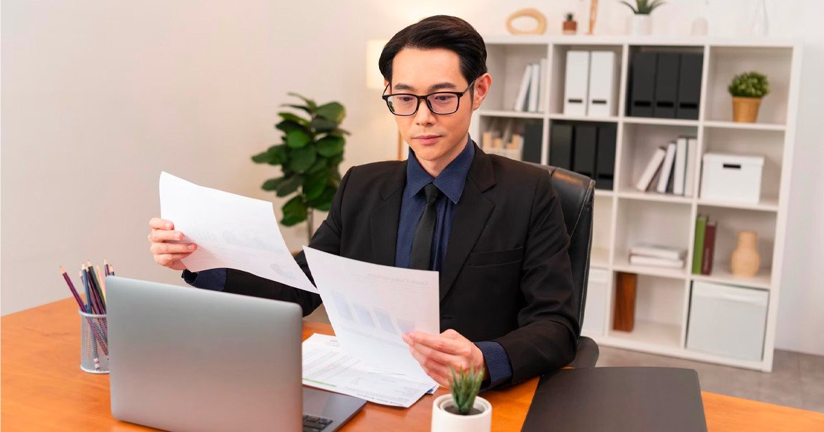 Lộ trình thăng tiến trở thành Giám đốc tài chính (CFO), biểu trưng cho hành trình sự nghiệp dài hơi và đầy thử thách.