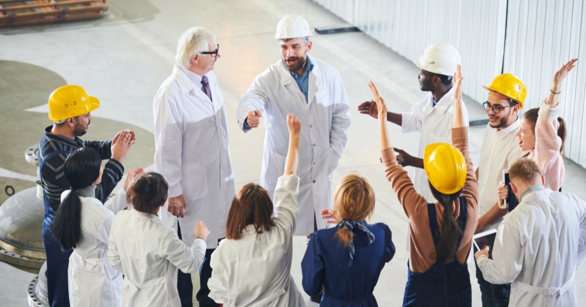 Minh họa đa dạng các lĩnh vực công nghiệp cần đến vai trò quan trọng của QA và QC.