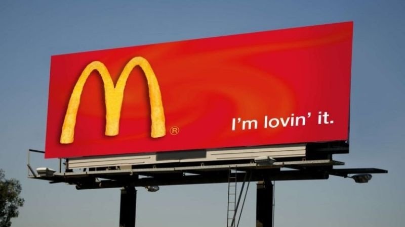 Một biển quảng cáo Billboard rực rỡ sắc màu, nổi bật giữa cảnh quan đô thị