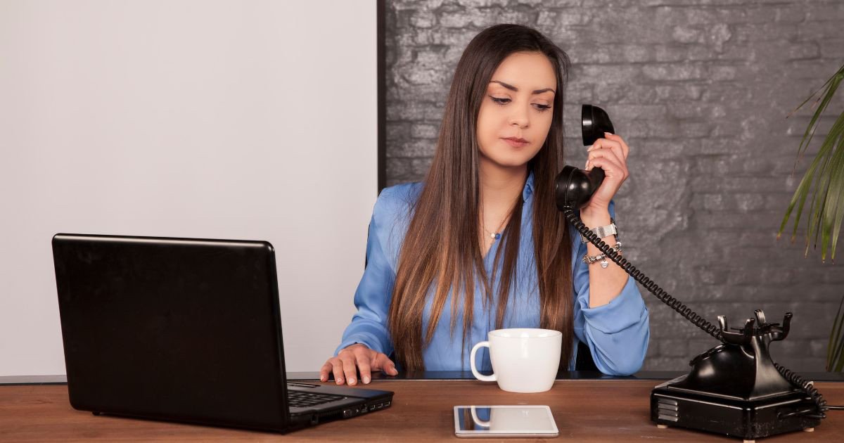 Một người đàn ông đang trò chuyện và lắng nghe đối phương, thể hiện sự điều chỉnh phong cách nói chuyện để thuyết phục một cách tinh tế