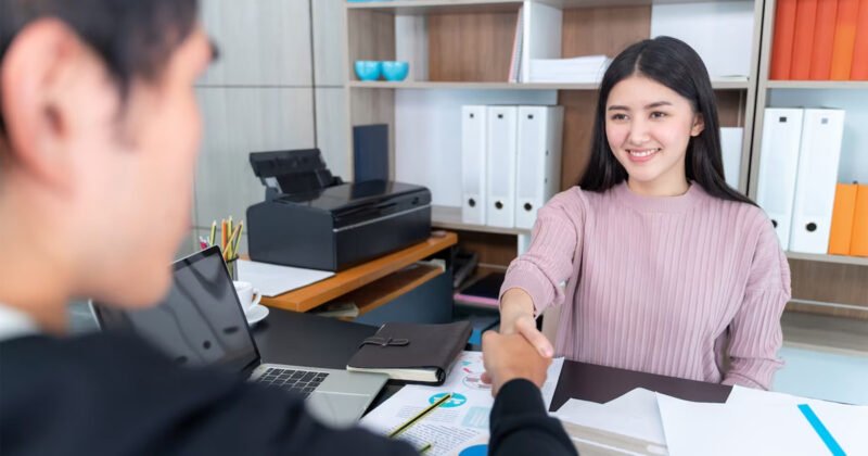 Một người đang thuyết trình với khán giả, minh họa khả năng thay đổi suy nghĩ và hành vi của người khác thông qua kỹ năng thuyết phục