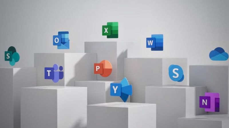 Một người phụ nữ đang làm việc trên laptop, minh họa sự thành thạo tin học văn phòng của Account Executive