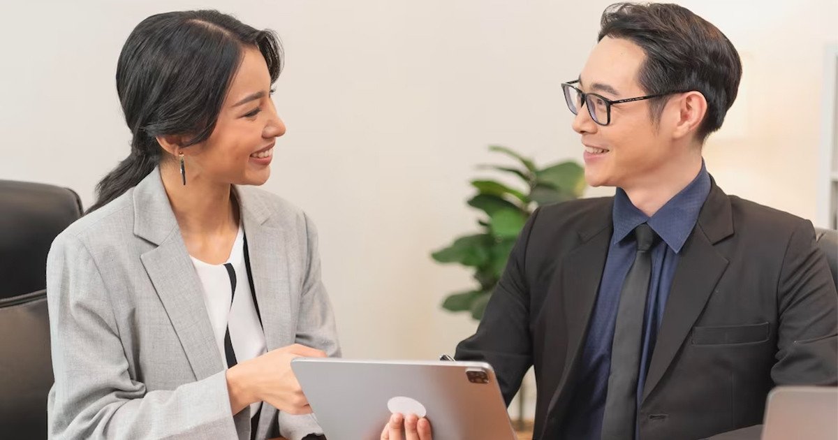 Một người phụ nữ đang ngồi học tập, minh họa các phương pháp cải thiện kỹ năng thuyết phục thông qua việc luyện tập và nghiên cứu