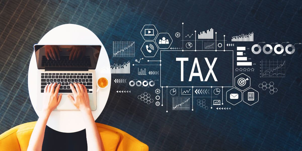 Người chuyên viên kế toán thuế đang tập trung vào việc xử lý các chứng từ, hóa đơn và hoàn thiện báo cáo thuế theo chu kỳ.