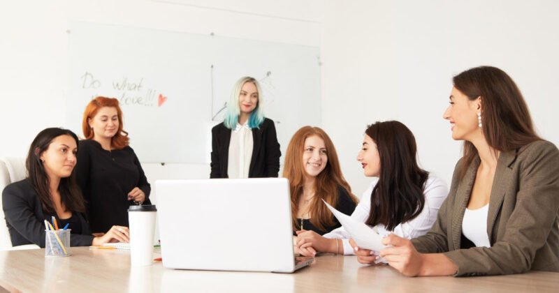 Người làm nhân sự đang thảo luận, minh họa cho định nghĩa và vai trò của bộ phận nhân sự trong tổ chức